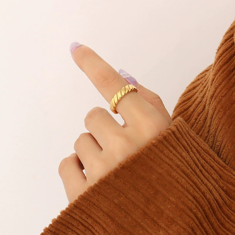 Clara Twisted Ring