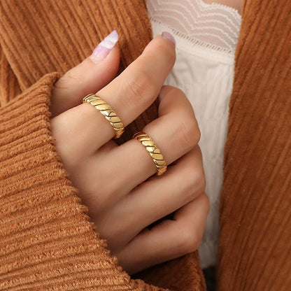 Clara Twisted Ring