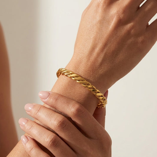 Emma Twist Bold Gold Bangle - Joie d’Or