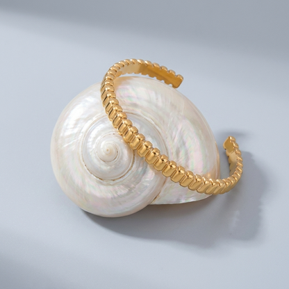 Emma Sculpted Gold Bangle - Joie d’Or