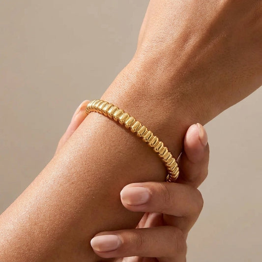 Emma Sculpted Gold Bangle - Joie d’Or