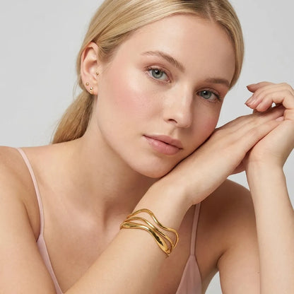 Emma Wave Gold Bangle - Joie d’Or