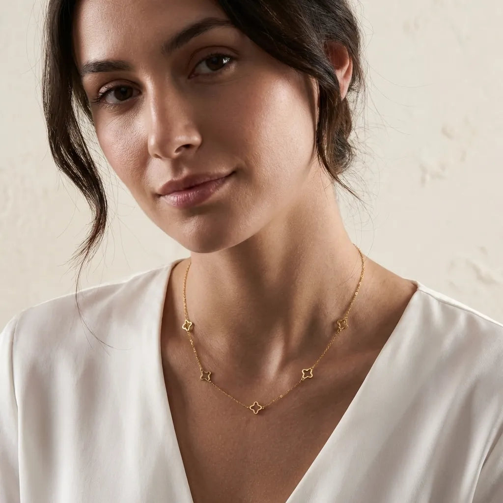 Inès Clover Outline Necklace - Joie d’Or