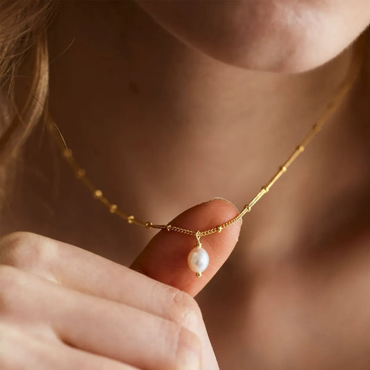 Léa Dainty Pearl Drop Necklace