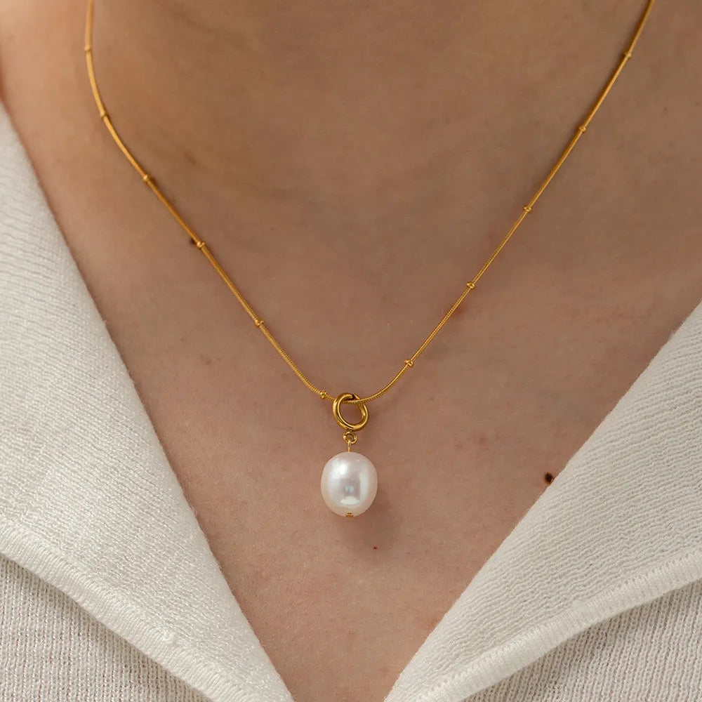 Léa Oval Pearl Charm Necklace