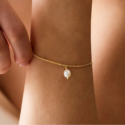 Léa Dainty Pearl Drop Bracelet