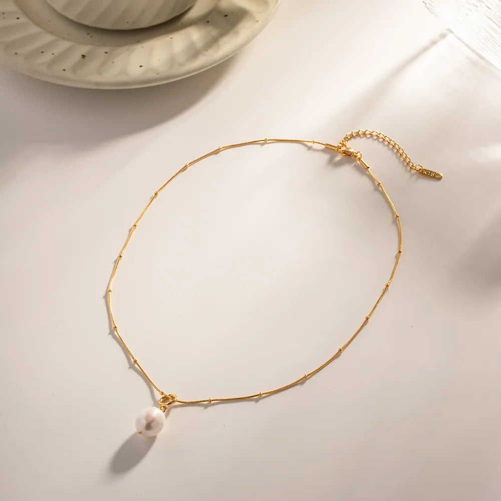 Léa Oval Pearl Charm Necklace