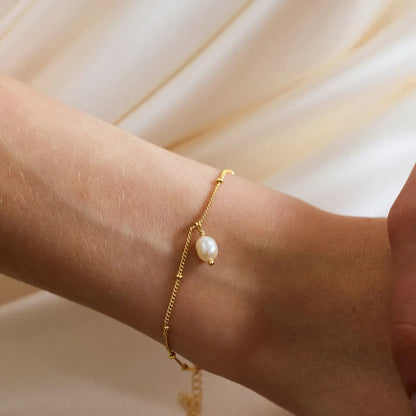 Léa Dainty Pearl Drop Bracelet