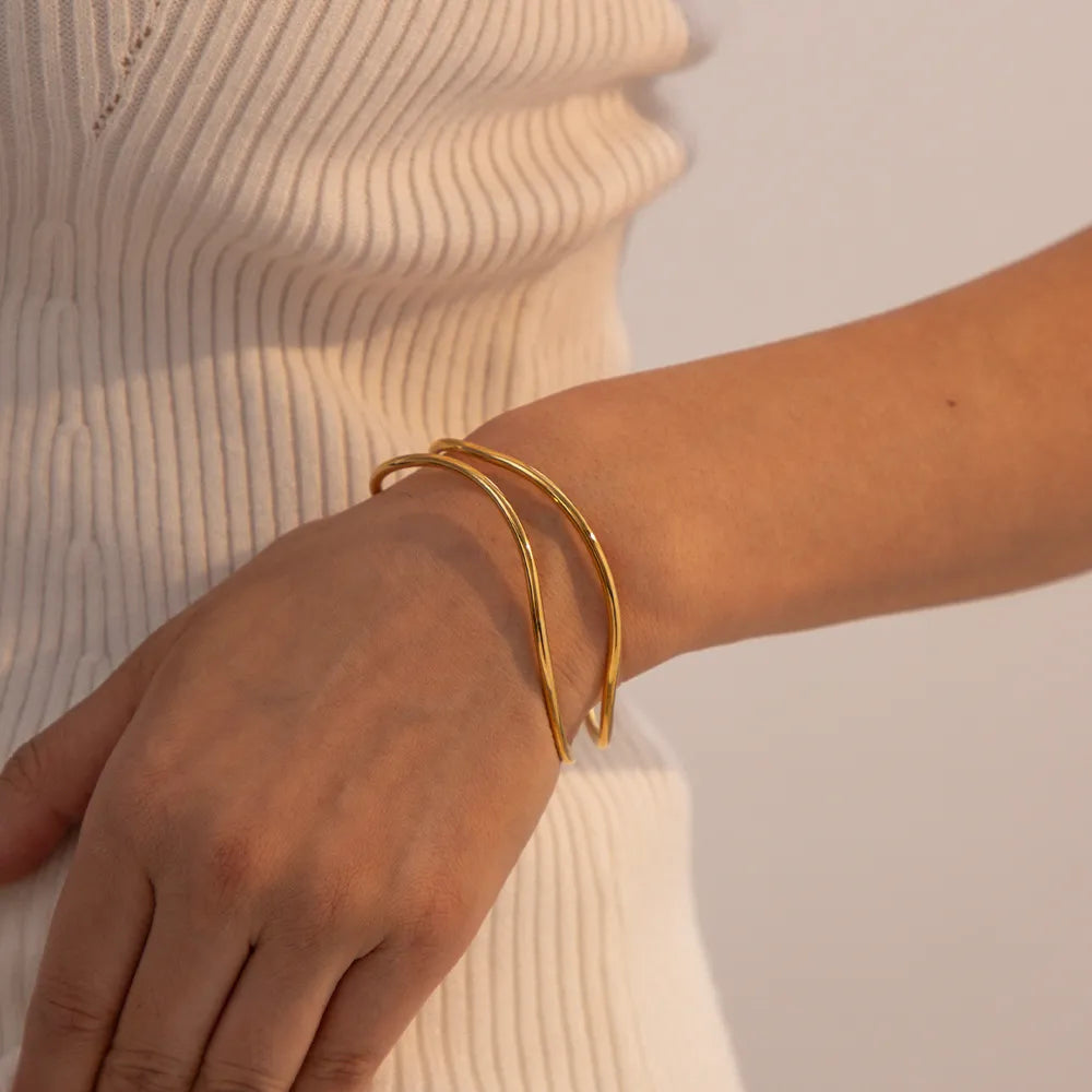 Aurélie Wave Gold Bangle